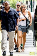 组图：44岁安妮斯顿背心热裤 疑真空当街激凸