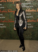 组图：群星亮相表演艺术成就奖 塞隆礼服闪耀