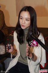 组图：汤唯香港支持父亲画展