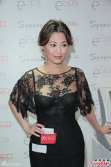 组图：艳星陈雅伦搂裸男 否认为李思捷人工受孕