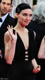 组图：《龙纹身的女孩》鲁妮-玛拉黑裙气质神秘