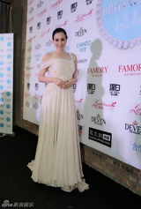 组图：钟丽缇华贵婚纱走秀 李菲儿周楚楚现身