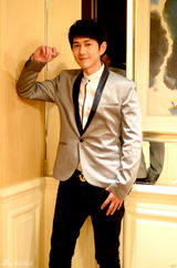 组图：何明翰英伦走秀时尚写真