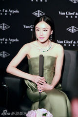 组图：巩俐红裙现身上海 避媒体不谈离婚