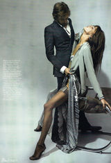 高清图：超模达莉亚登《Vogue》 演绎挑逗姿势