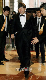 幻灯图集：韩星赵汉善完婚热吻新娘 金善雅等道贺