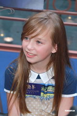 组图：英国小萝莉康妮抵港开唱 想去迪士尼乐园