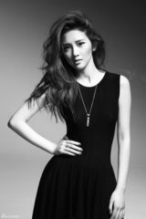 组图：唐艺昕黑白写真曲线玲珑气场逼人
