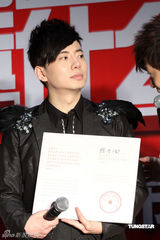 幻灯图：“内地造星教父”出书 陈子嘟称新秀缺内涵