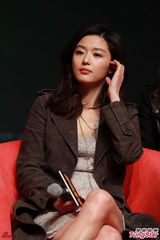 组图：全智贤优雅亮相宣传 盼与徐峥合作