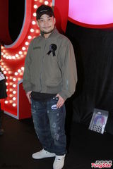 组图：葛民辉任颁奖嘉宾 为年青设计师打气