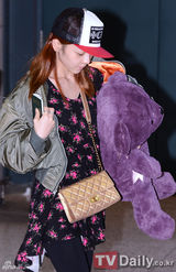 组图：众星结束金唱片返韩 具荷拉素颜SJ裹冬衣