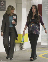 组图：梅根和老公出门看医生 大肚隆起魅力不减