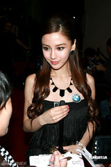 幻灯图：古天乐提环保选车 Angelababy澄清未隆胸