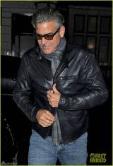 组图：52岁克鲁尼型男风采 鬓发苍白难掩老态