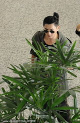 组图：吴奇隆扎时髦小辫子现身机场 与粉丝亲切聊天