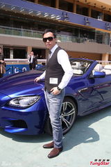 组图：甄子丹骑马潇洒 爱驹或取名“爱诗诗”