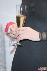 组图：熊黛林情变后首亮相 淡定站台秀美腿