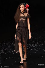 组图：香港时装节开幕 周秀娜谢婷婷等性感抗寒流