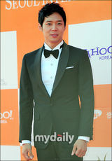 组图：朴有天闵孝琳等众星亮相首尔电视颁奖礼红毯