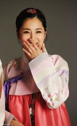 高清组图：韩星韩彩雅穿韩服送祝福 尽展优雅姿态