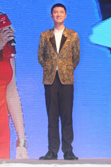 组图：任重出席某时尚活动 扮机长圆飞行梦