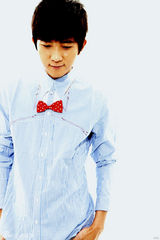 组图：大左夏日清新写真 阳光型男钟爱红领结