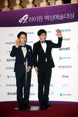 组图：众星亮相韩国百想艺术大赏