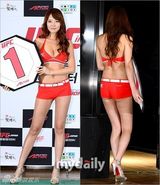 组图：韩格斗擂台女郎爆乳助阵选手出征