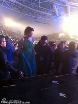 组图：张柏芝商演似遇突发状况 望远方神情紧张