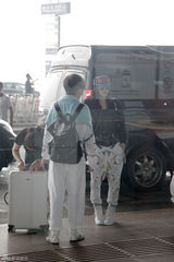 组图：秦岚棋盘裤现身机场 出国工作心情大靓