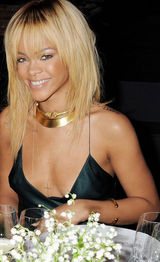 组图：蕾哈娜优雅现身伦敦时装周 低胸礼裙秀美腿