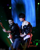 幻灯组图：李宇春南京个唱落幕 谢霆锋现场失控落泪