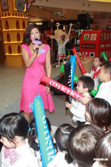 组图：周家蔚出席活动穿平底鞋宣布怀孕三月