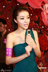 高清图：熊黛林露肩短裙出席活动 不担心家人催婚