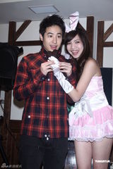 组图：潘玮柏抱兔女郎庆情人节 否认与江语晨拍拖