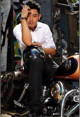 组图：李东学写真帅气野性展骑士风范