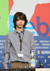 组图：《和谐课程》发布 安妮儿雅蓝裙秀美腿