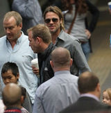 组图：布莱德-皮特夫妇出行 朱莉披肩式外套拉风