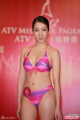 组图：候选亚姐泳装亮相 韩国选手压鼻否认整容