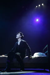 组图：韩歌手朴政玟双人格演唱会日本唱响