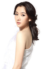 高清图：潘禹彤拍摄宣传片 纯净五色衬出脱俗气质