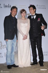 组图：蒋伟文大摆婚宴娶娇妻 翁虹一家三口返台道贺