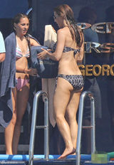 组图：史泰龙携家人戛纳度假 黑背心大秀肌肉