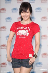 组图：侯佩岑服饰代言大秀身材 目前尚无造人计划