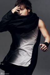 组图：许绍洋型男写真曝光 黑白光影扣人心弦