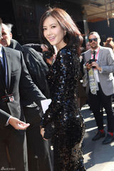 组图：高圆圆与莫妮卡同台看秀绽放米兰