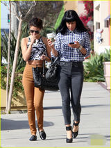 组图：赛琳娜短背心腰部现赘肉 喝咖啡行色匆忙