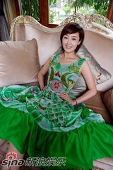 幻灯图集：赵子琪清新绽放杂志封面 不抱怨是大智慧