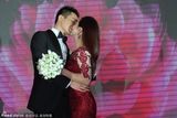 组图：刘璇北京补办婚礼与老公深情舌吻
